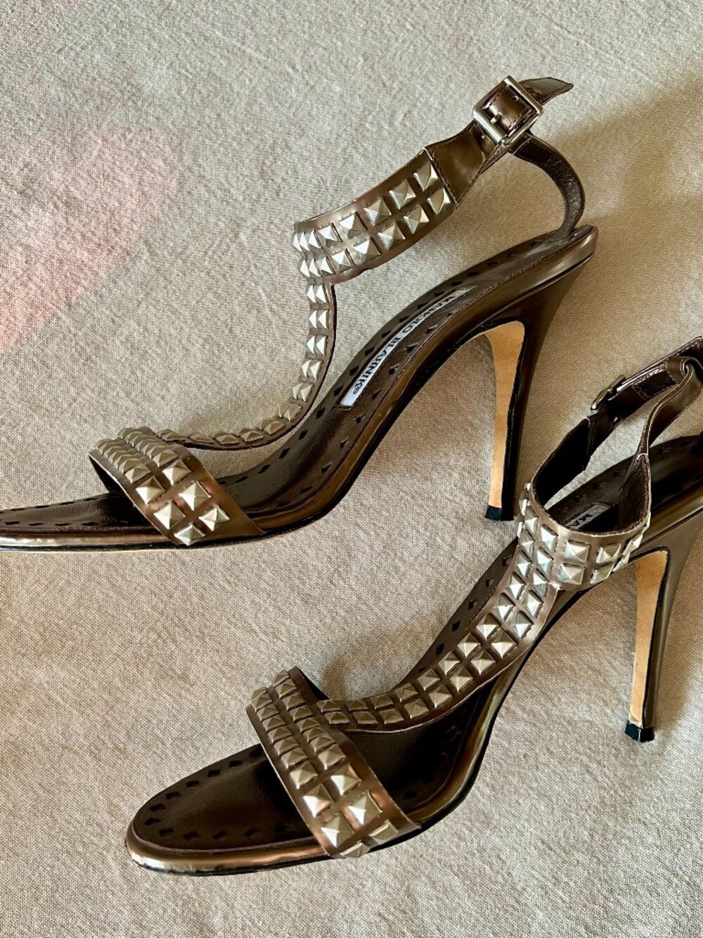 Manolo Blahnik Bronze Pyramid Studded T-Strap Sandals Size 39 Made in Italy